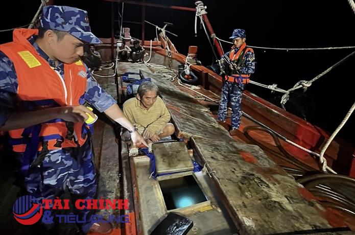 Cảnh sát biển liên tiếp bắt giữ tàu chở dầu không rõ nguồn gốc số lượng lớn