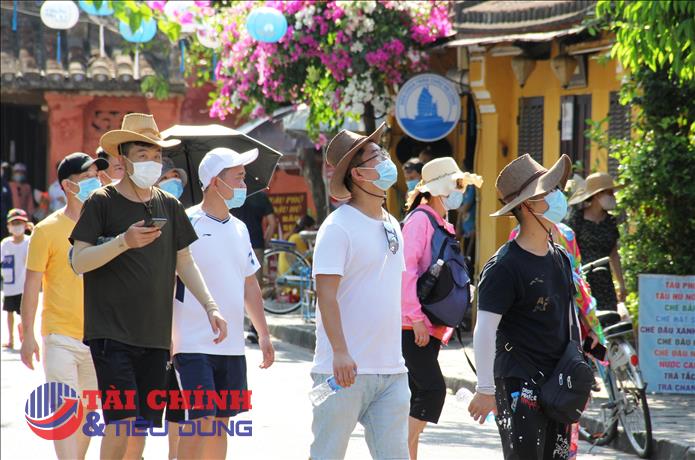 Khách quốc tế đến Việt Nam đạt 2,35 triệu lượt người