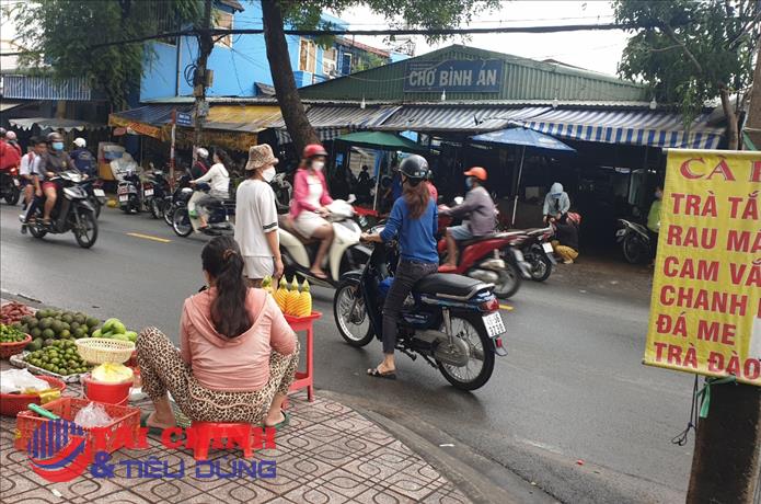 TP.HCM: Không mất tiền thuê sạp lại đông khách dân bán hàng đổ xô ra chợ cóc