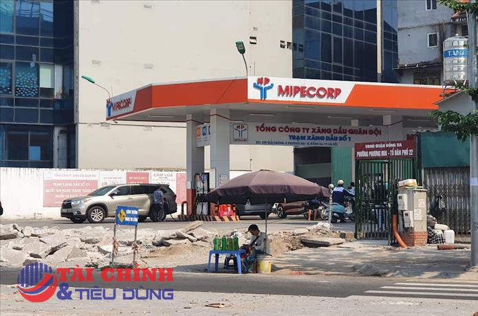 Bộ Công Thương: Không có quy định cấm người tiêu dùng mua xăng bằng chai, can đem về