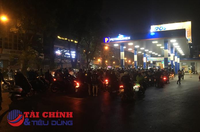 Dân "vật vã" xếp hàng mua xăng trong đêm trước giờ điều chỉnh giá