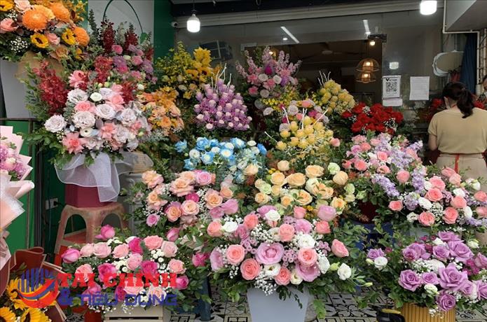 Thị trường quà tặng 20/11: Mẫu quà tặng đa dạng, hoa tươi tăng giá
