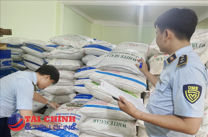 Tạm giữ 35 tấn đường cát cùng nhiều sản phẩm kẹo không ghi ngày sản xuất, hạn sử dụng