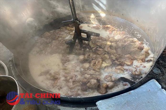 Đồng Nai: Phát hiện hàng nghìn lít mỡ lợn bẩn trong cơ sở chế biến chui