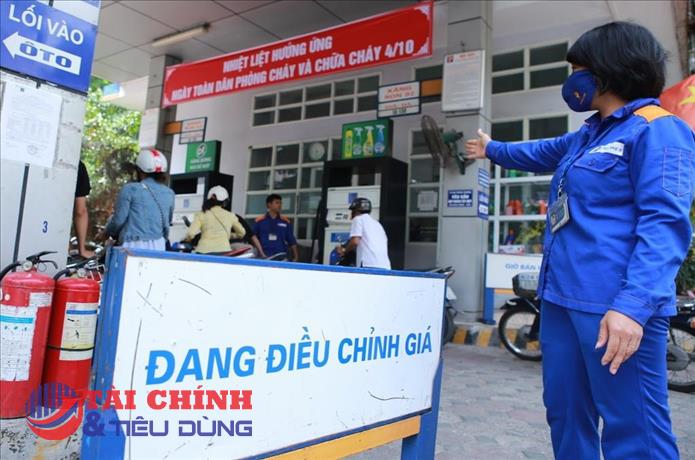Giá xăng dầu hôm nay 24/12: Tiếp đà tăng mạnh