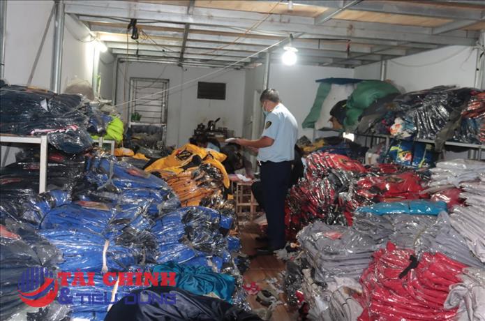 Khởi tố vụ án, bị can sản xuất, kinh doanh quần áo giả mạo nhãn hiệu THE NORTH FACE