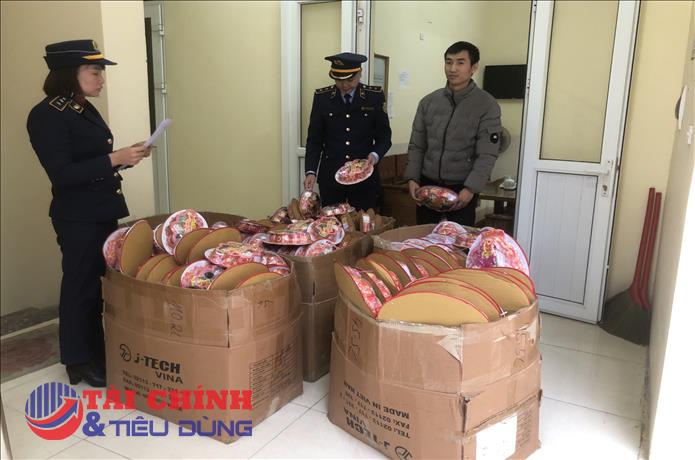 Thu giữ hơn 400 gói Mứt tết gian lận thời hạn sản xuất