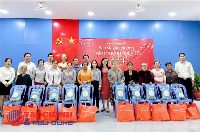 KienlongBank tiếp tục hành trình "San sẻ yêu thương - Thêm hương ngày Tết" năm thứ 10