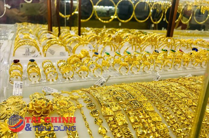 Giá vàng hôm nay 27/2: Giá vàng thế giới lao dốc