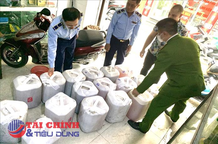Hà Nội Phát hiện tạm giữ hàng trăm lít rượu màu thủ công không rõ nguồn gốc