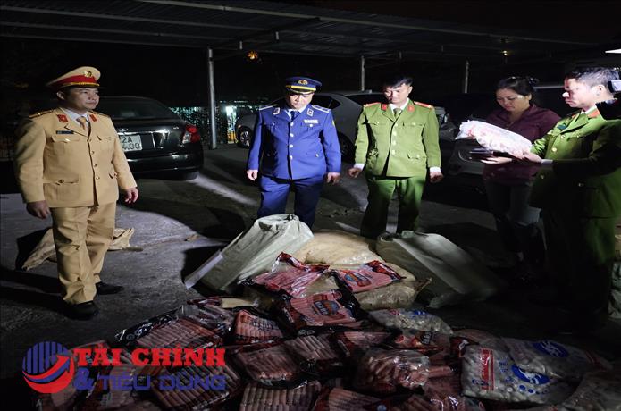 Xúc xích, chả cá không rõ nguồn gốc bị thu giữ tại Tuyên Quang