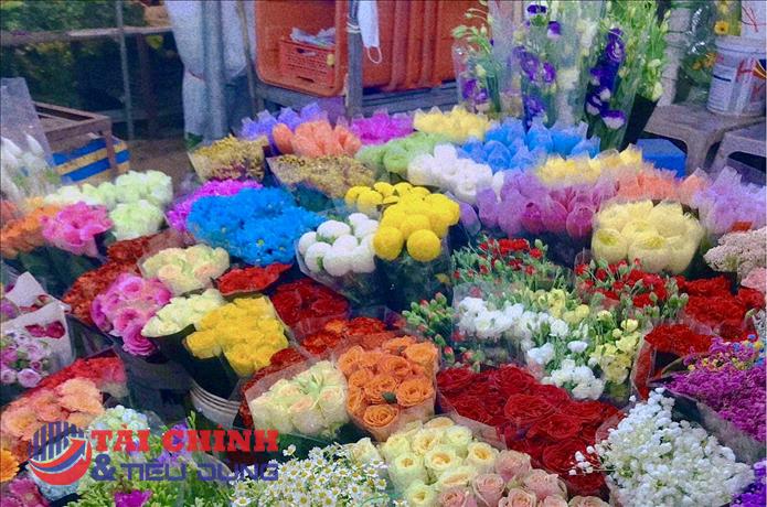 Giá hoa tăng cao nhưng vẫn hút khách dịp 8/3