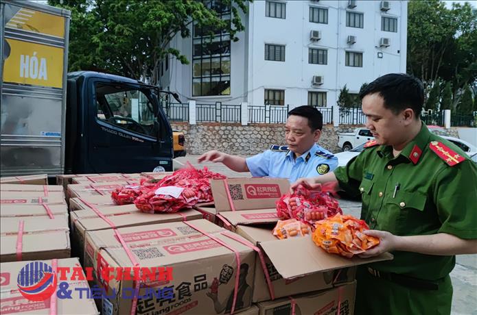 Thu giữ hơn 66.000 sản phẩm đồ chơi trẻ em và xúc xích không rõ xuất xứ