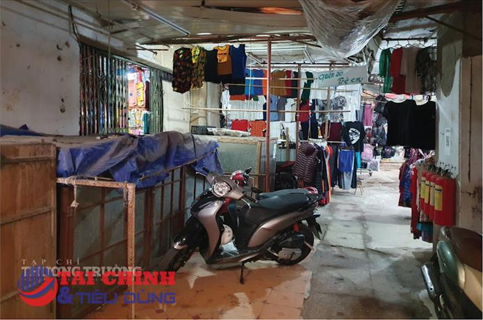 Bán lẻ trực tiếp ngày càng chật vật trước sở thích mua bán online của người dân