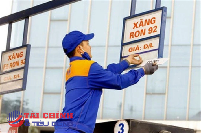 Giá xăng trong nước tăng trở lại sau 3 lần giảm