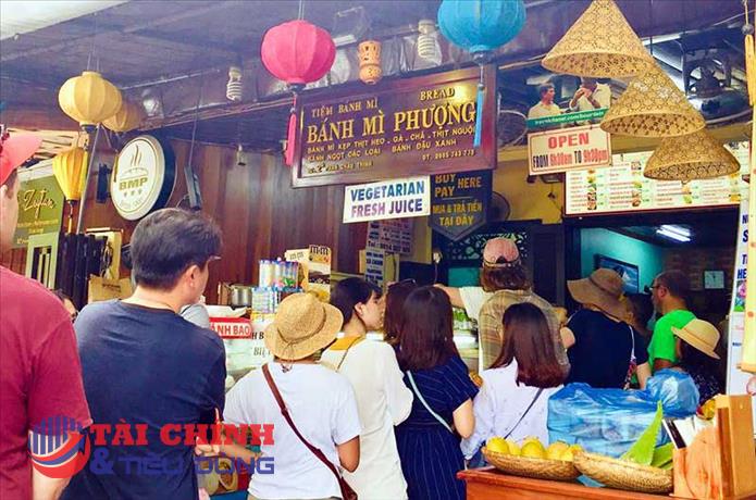 Tiệm bánh mì Phượng bị phạt 96 triệu đồng, đình chỉ hoạt động 3 tháng
