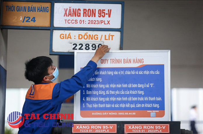 Giá xăng giảm mạnh từ 1.180 đến 1.800 đồng/lít