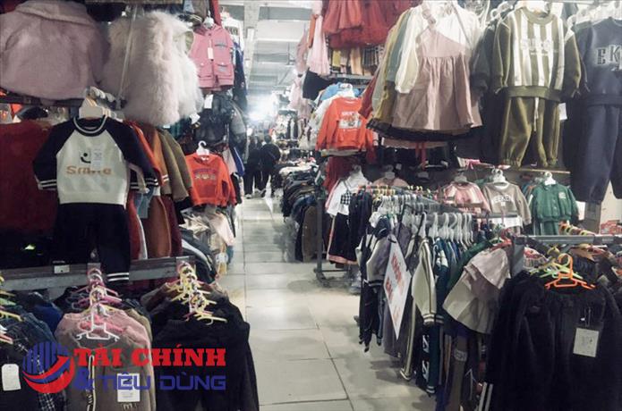 Quần áo không rõ xuất xứ, không dấu hợp quy bán tràn lan ở chợ
