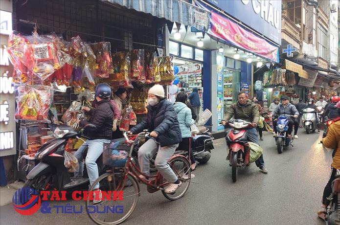 Người dân Hà Nội tấp nập chuẩn bị đồ lễ ngày Tết ông Công ông Táo