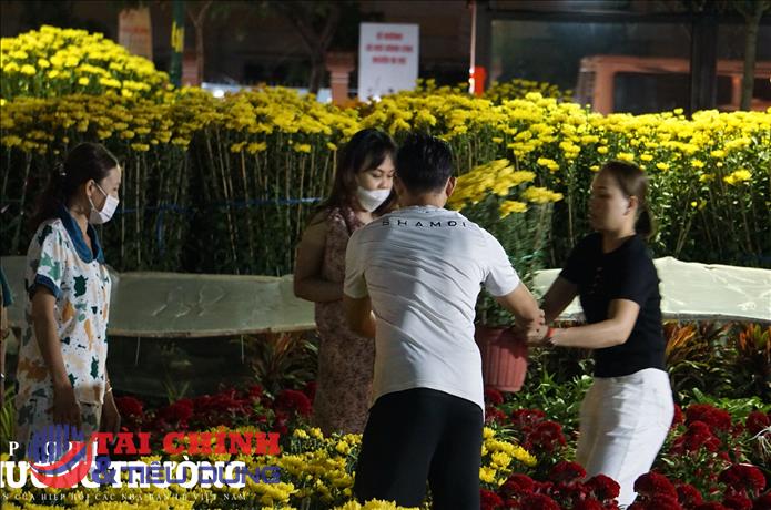 Khách hàng tấp nập tại chợ hoa xuân TPHCM