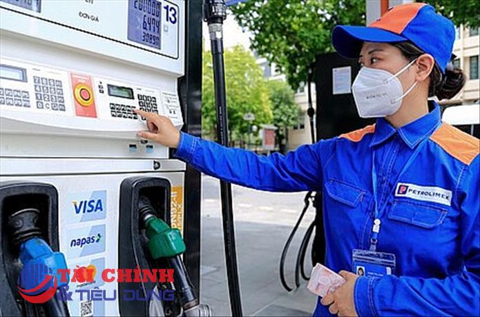 Giá xăng giảm hơn 300 đồng/lít