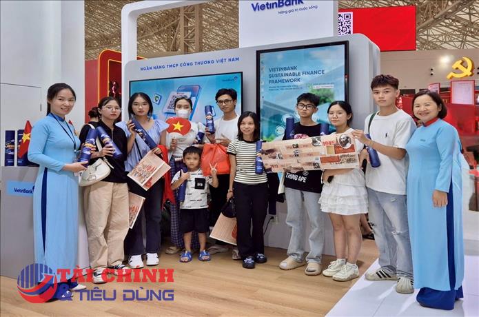 Nhận quà khi check-in gian hàng VietinBank tại Triển lãm thành tựu đất nước