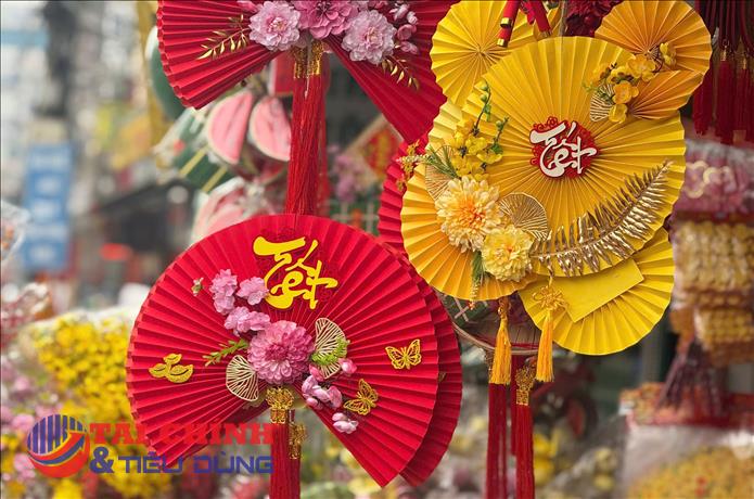Không khí mua sắm trang trí Tết rộn ràng trên phố phường TP.HCM