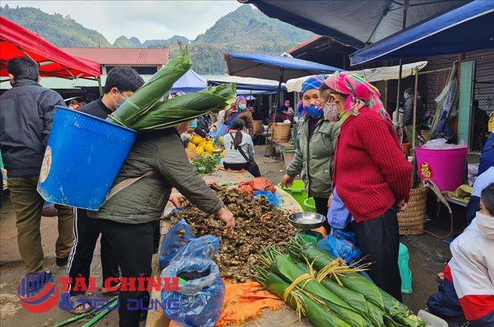 Giữa mua sắm online, chợ Tết vẫn giữ trọn hồn xuân