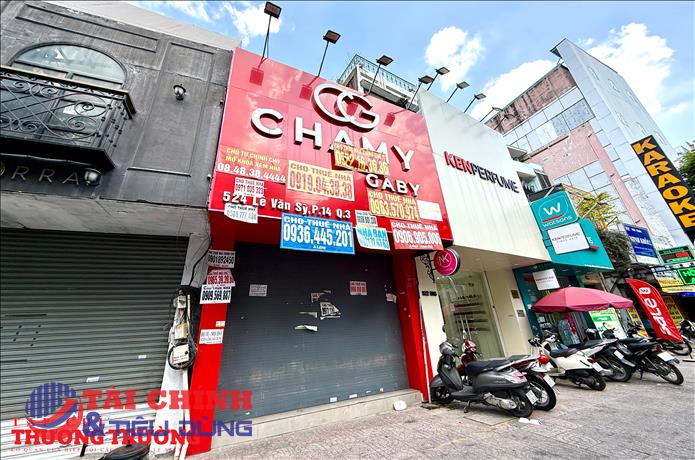 Phố thời trang TP.HCM trầm lắng cận Tết: Mặt bằng cao “bào mòn” cửa hàng, người mua chuyển mạnh sang online