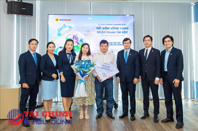 Vietbank trao tặng kim cương trị giá 500 triệu đồng đến khách hàng
