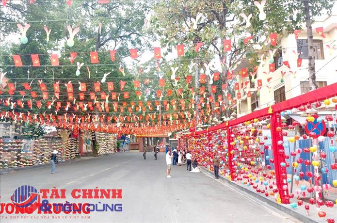 Một cung đường - hai biểu tượng Tết Việt: Heo đất và nón lá khoe sắc giữa lòng đô thị
