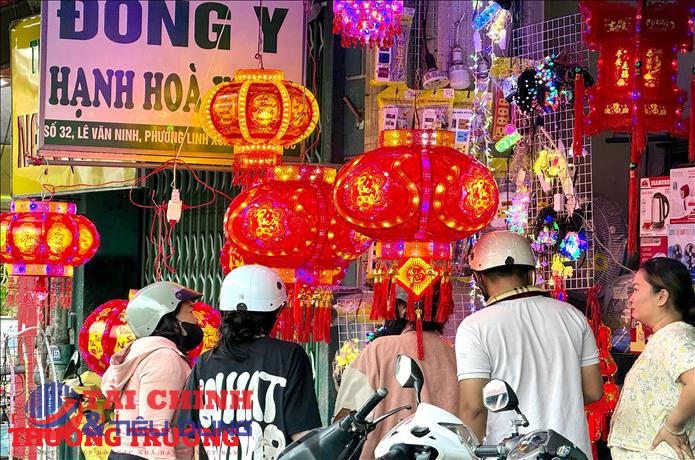 TP.HCM: Đồ trang trí Tết hút khách trở lại, tiểu thương tất bật khi sức mua tăng mạnh