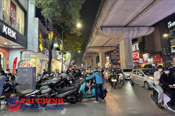 Cận Tết, giới trẻ Hà Nội “đổ” đổ xô mua sắm, khách vẫn thích đến tận cửa hàng để cảm nhận