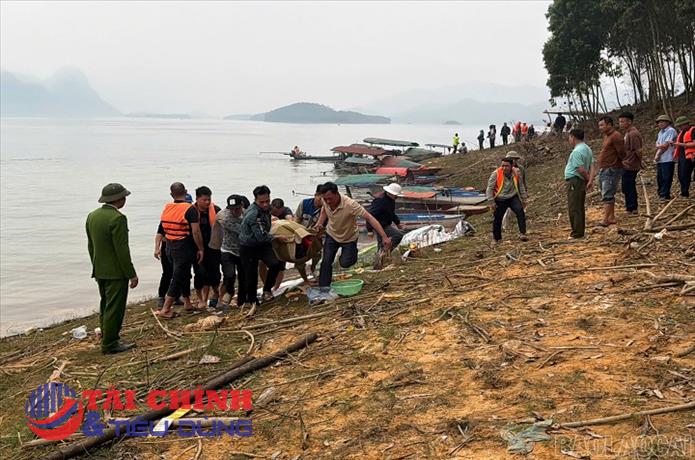 Khẩn trương điều tra, xác minh vụ chìm tàu trên hồ Thác Bà
