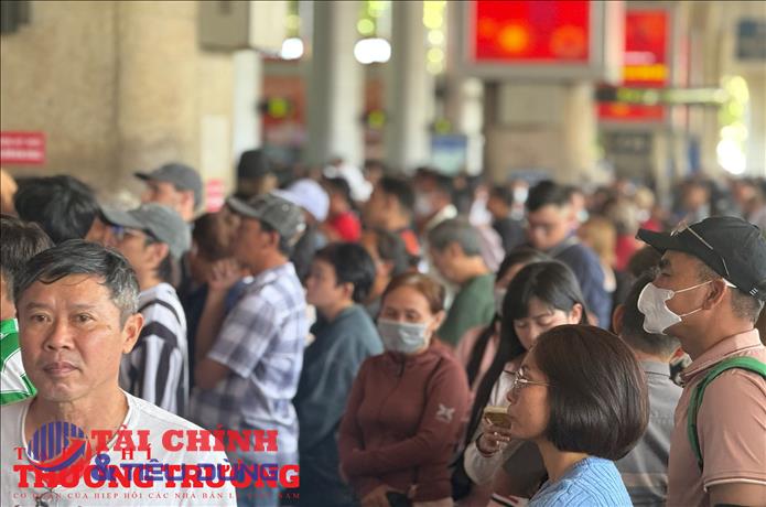 Sân bay Tân Sơn Nhất lập kỷ lục đón gần 178.000 khách trong ngày cao điểm sau Tết