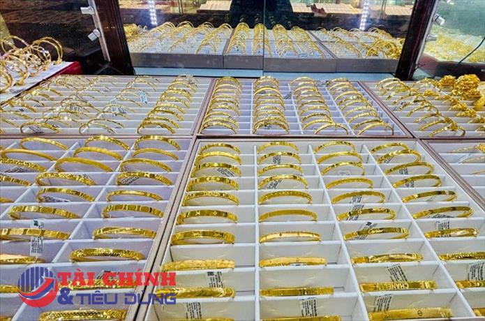 Vàng giằng co, chuyên gia khuyên chốt lời khi tái lập đỉnh