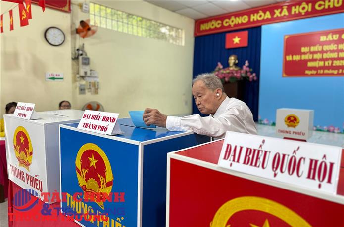 Huyền thoại tình báo Tư Cang tự chống gậy đi bỏ phiếu ở tuổi 98