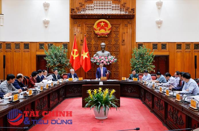 Thủ tướng yêu cầu dứt khoát không để thiếu xăng dầu, xem xét bố trí ngân sách để hỗ trợ bình ổn giá