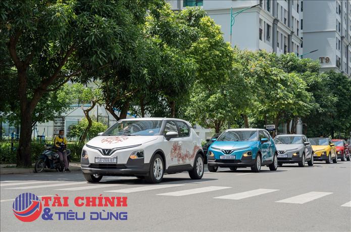 Giá xăng biến động, ô tô điện trở thành lời giải tiết kiệm cho khách Việt