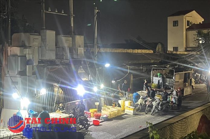 “Chợ ngoài chợ” tại Long Biên: Thị trường méo mó, an toàn bị treo lơ lửng