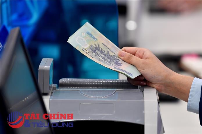 Khoảng cách khó tin giữa lãi suất công bố và lãi suất thực nhận