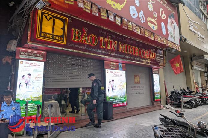 Nhiều cảnh sát xuất hiện tại cửa hàng vàng Bảo Tín Minh Châu