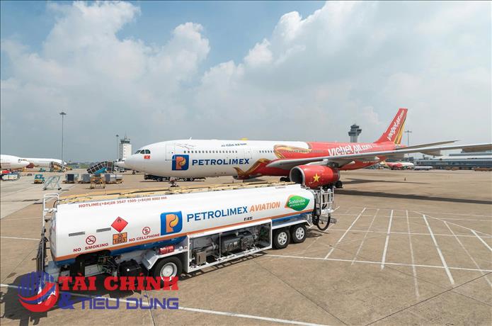 Giá nhiên liệu tăng cao, hãng bay tìm “điểm cân bằng” giữa chi phí và giá vé