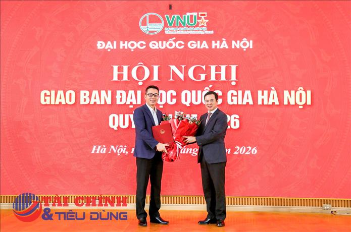 Giám đốc ĐHQGHN Bùi Thế Duy trao quyết định bổ nhiệm chức vụ Hiệu trưởng Trường Đại học Việt Nhật đối với Ông Nguyễn Hoàng Oanh