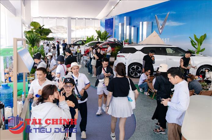 Nghỉ lễ, người dân TP.HCM “đổ bộ” Cần Giờ trải nghiệm xe điện VinFast
