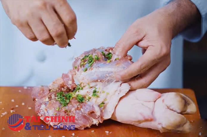Giá thịt heo hôm nay 5/5: Nạc vai tăng giá tại WinMart, heo hơi biến động trái chiều