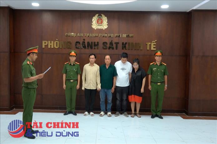 TP.HCM triệt phá đường dây sản xuất giấm giả từ axit công nghiệp