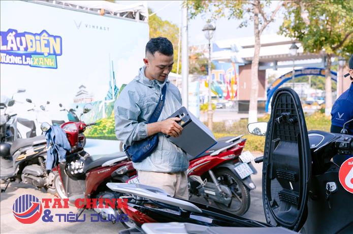 Người dân Cần Thơ hào hứng “đổi xăng lấy điện”, xe đổi pin trở thành tâm điểm “chốt đơn”