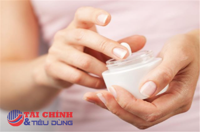 Thu hồi, tiêu hủy trên toàn quốc gần 800 loại son, kem chống nắng, sữa tắm