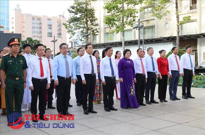 Lãnh đạo TP.HCM dâng hoa tưởng nhớ Chủ tịch Hồ Chí Minh